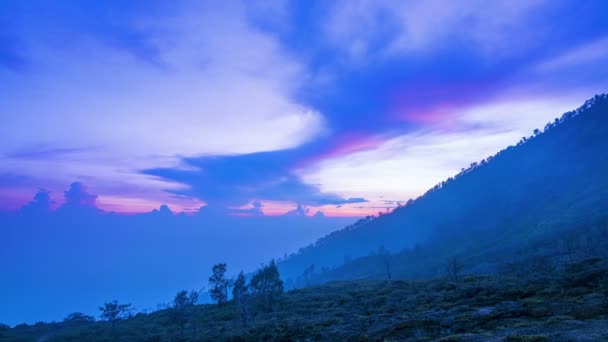 インドネシア ジャワ島 Ijen 火山の周辺 山の斜面の上の雲 朝の霧と夜明け 時間の経過 — ストック動画