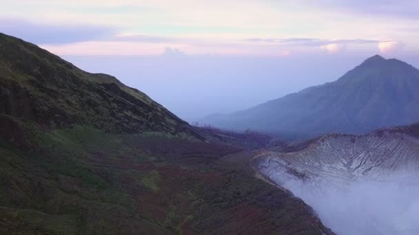 インドネシア ジャワ島 活火山 Ijen と明け方周囲の山々 パノラマ空撮 — ストック動画