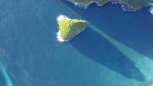 印度尼西亚 天气晴朗的热带岛屿的岩石海岸 高飞行和垂直向下射击 — 图库视频影像