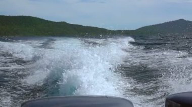 Denizin tropik sahil olduğunu. Güneşli havalarda. Bir sürat teknesi stern adlı iki güçlü motorlar üzerinden sprey. Ağır çekim