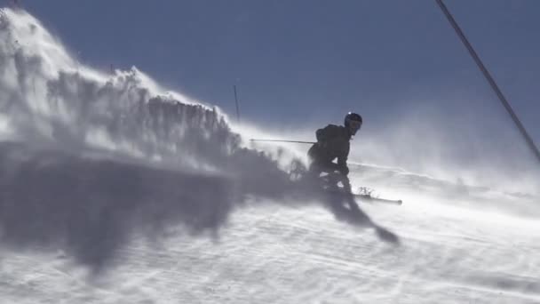 スロバキア ジャスナ 2019年2月7日 天気の良いスキー場で風が強い 認識できないスキーヤーは雪の塵をたくさん発生させます スローモーション — ストック動画