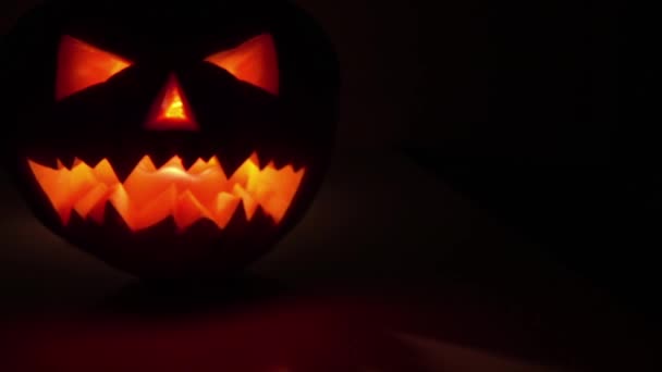 Halloween Pompoen Met Een Angstaanjagende Muilkorf Flikkerend Het Donker Nadert — Stockvideo