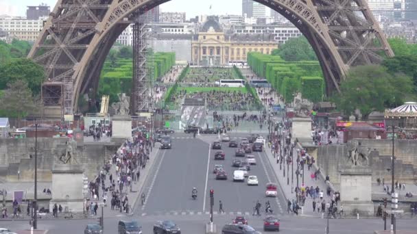 Γαλλία Παρίσι Πύργος Του Άιφελ Και Κίνηση Αυτοκινήτων Και Ανθρώπων — Αρχείο Βίντεο