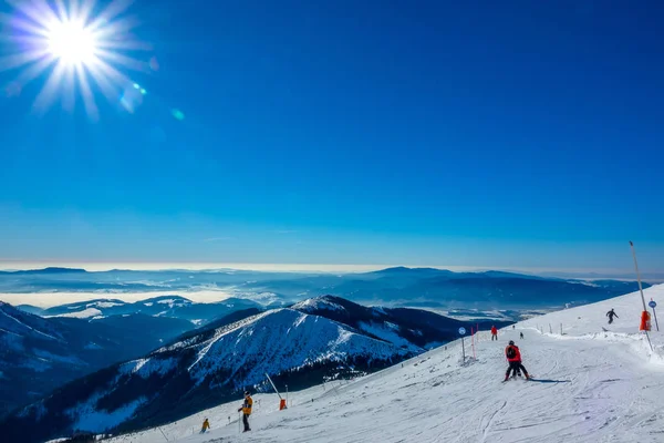 冬日落山及滑雪场 — 图库照片