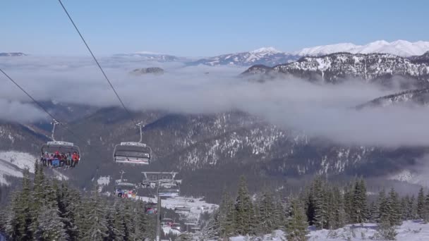 斯洛伐克 滑雪胜地Jasna 俯瞰高山和滑雪电梯之间的山谷 山顶上的薄雾 慢动作 — 图库视频影像