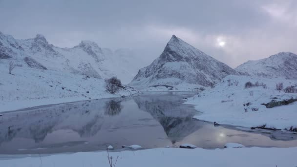 冬露佛顿 高山反映在一个有冰块的小落水中 乌云跑得很快 带来了降雪 快速运动 — 图库视频影像