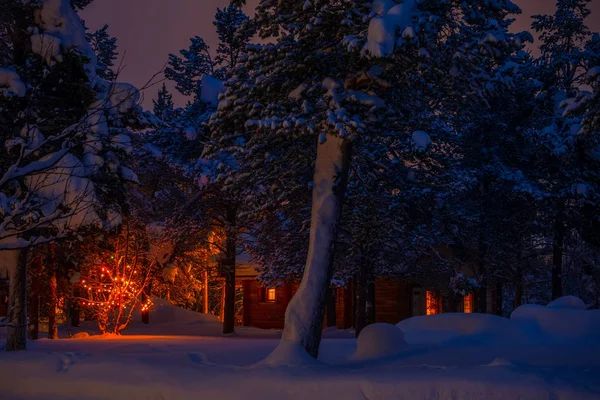 Gece Karlı Ormanda Aydınlatılmış Kulübe ve Çelenk — Stok fotoğraf