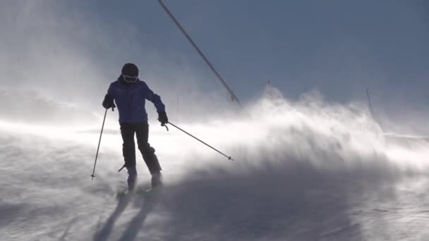 Skidbacke Och Snöstorm Oigenkännlig Skidåkare Gör Sväng Långsamma Rörelser — Stockvideo