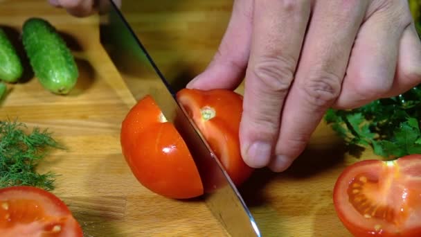 Houten Snijplank Verse Groenten Paprika Komkommers Peterselie Dille Een Mes — Stockvideo