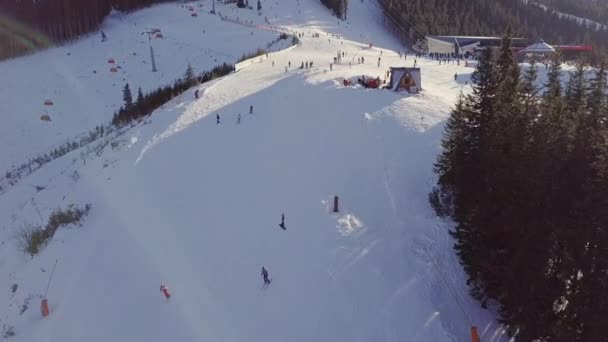 Slovakiska Skidorten Jasna Vintersolig Dag Massor Skidåkare Banan Nära Liftstationen — Stockvideo