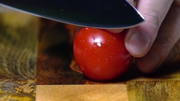 Drewniana Deska Mężczyzna Tnie Pomidora Nożem Zamknij Drzwi Zwolniony Ruch — Wideo stockowe
