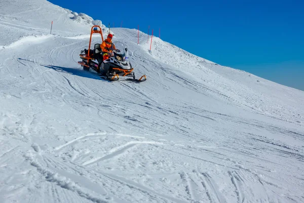 Mountain Rescue skuter śnieżny na stoku narciarskim — Zdjęcie stockowe