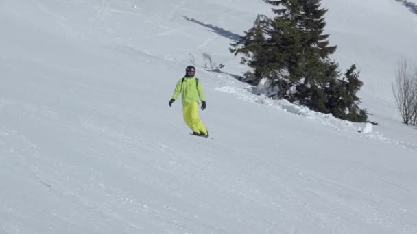 Skigebied Een Snowboard Een Geel Pak Gaat Van Skipiste Langzame — Stockvideo