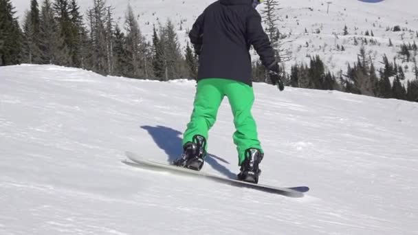 Ośrodek Narciarski Snowboard Zielonoczarnym Garniturze Schodzi Stoku Narciarskim Zwolniony Ruch — Wideo stockowe