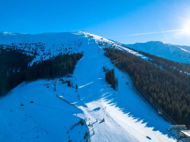 Kayak yamacı ve güneş ışınları. Hava Görünümü