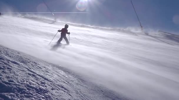 Tempestade Neve Uma Pista Esqui Tempo Ensolarado Esquiador Iniciante Vai — Vídeo de Stock