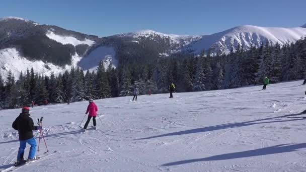 在阳光灿烂的天气里 滑雪胜地 很多人在斜坡上为初学者 慢动作 — 图库视频影像