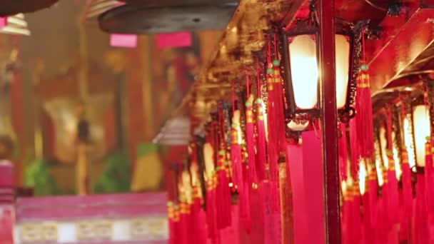 Intérieur Temple Bouddhiste Defocus Fumée Encens Lanterne Rubans Rouges Balancent — Video