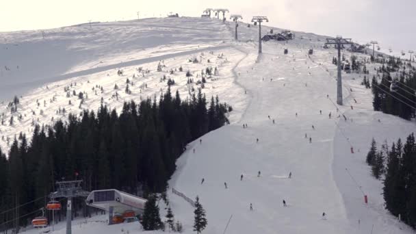 滑雪胜地 许多滑雪者下山 空中风景 慢动作 — 图库视频影像