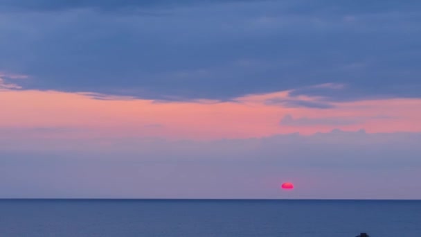 雲と空の海の地平線の上に多色の夜明け 多くの観光客がビーチに沿って歩く 経過時間 — ストック動画