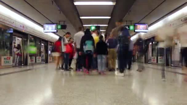 2016年5月1日 地下鉄駅の地下部分 乗客の群衆はワゴンを残し 移動階段を登る 動きが速い — ストック動画
