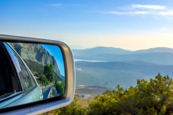 Гірська дорога і дзеркало на задньому плані — стокове фото
