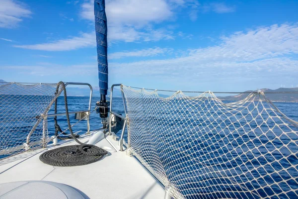 Arco de um iate à vela e Nuvens Cirrus — Fotografia de Stock