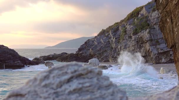 Mar Rochoso Noite Verão Ondas Quebrando Pedras Com Muitos Respingos — Vídeo de Stock