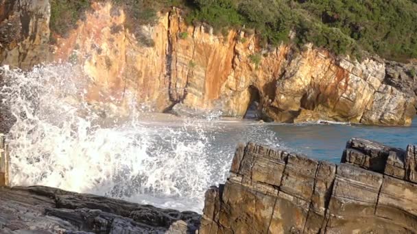Скелясте Узбережжя Невеликий Пляж Кам Яною Аркою Літній Ранок Хвилі — стокове відео