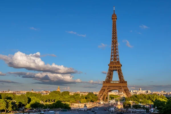 Eiffel-torony a naplemente napsugaraiban — Stock Fotó
