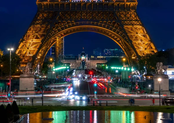 Késő este az Eiffel-torony közelében — Stock Fotó