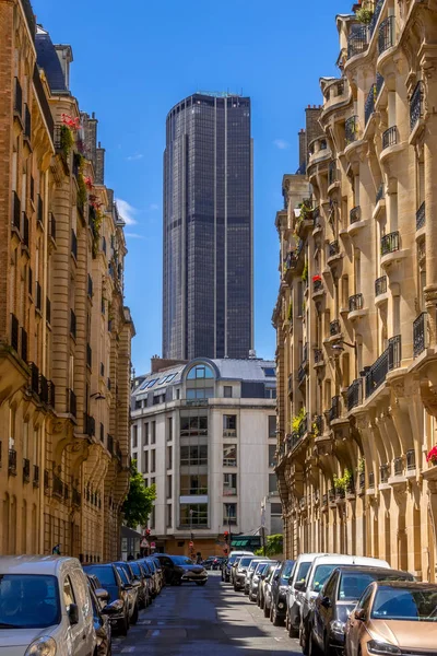 Torre Montparnasse no final de uma estreita rua parisiense — Fotografia de Stock