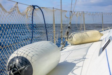 Güneşli Hava 'da Bir Yelkenliye Atla