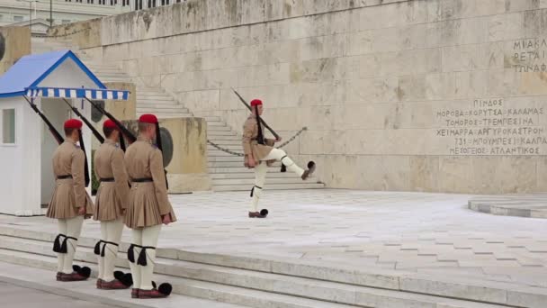 Griekenland Athene September 2019 Evzones Erewacht Bij Het Graf Van — Stockvideo