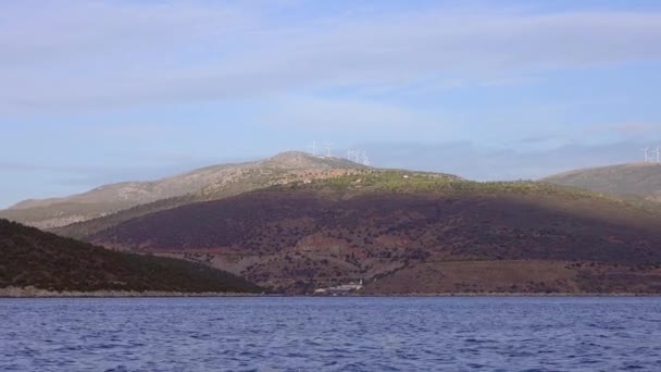Grèce. Golfe corinthien. Côtes montagneuses avec des parcs éoliens sur les sommets. Vue depuis le bateau 