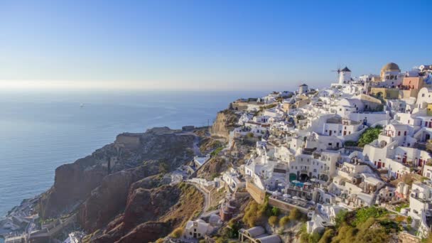 Grèce. Maisons blanches et toits sur l'île de Santorin (Thira). Beaucoup de bateaux avec des touristes vont à la mer pour rencontrer le coucher du soleil. Délai imparti 