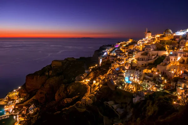 Tarde sobre la isla Thira con iluminación nocturna —  Fotos de Stock