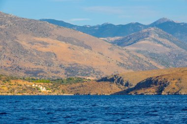 Hilly Sahilinin yamacındaki kır evleri.