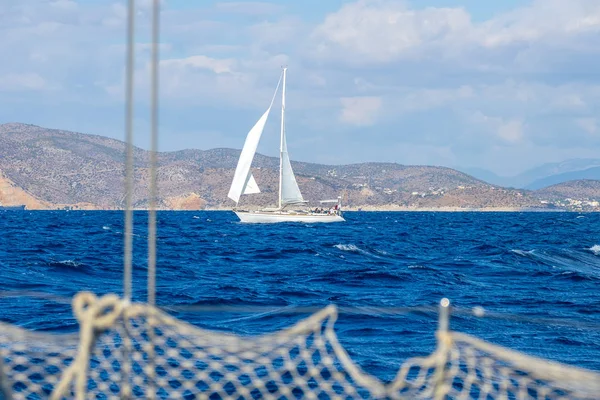 Yate de vela en el fondo de la costa mediterránea — Foto de Stock