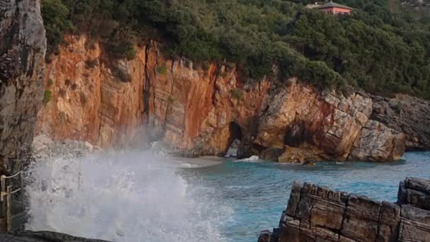 Côte Rocheuse Petite Plage Avec Arche Pierre Journée Nuageuse Été — Video