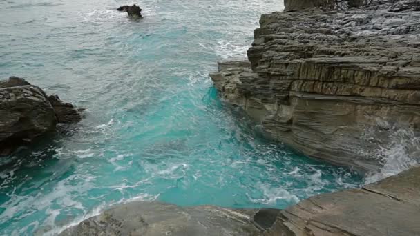 Baía Pequena Entre Falésias Costeiras Com Água Azul Turquesa Onda — Vídeo de Stock
