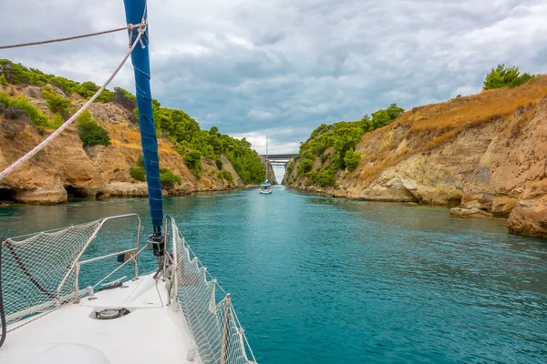 Yachts Pass Along the Corinth Canal — Stock Photo, Image