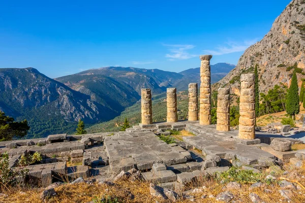 Ruinas griegas sobre un fondo de montañas — Foto de Stock