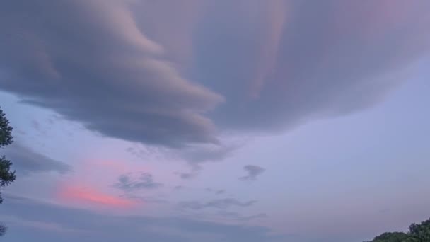 Sommerabend Einem Kleinen Felsigen Strand Bunte Wolken Zeitraffer — Stockvideo