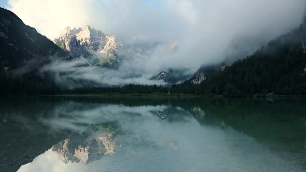 Austria Alpes Verano Lago Oscuro Montaña Niebla Sobre Picos Soleados — Vídeo de stock
