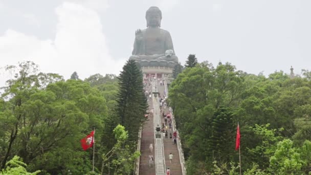 Hongkong Big Buddha Och Moln Turister Går Uppför Trappa Ner — Stockvideo