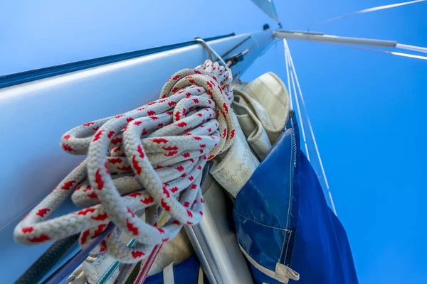 Touw Hank hangt aan de mast van een zeiljacht — Stockfoto