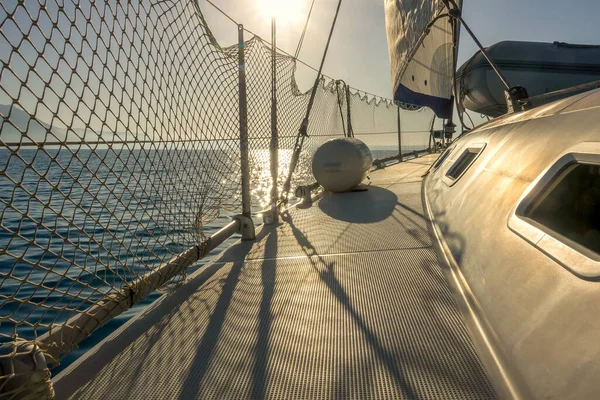 Cubierta de un yate de vela en tiempo soleado — Foto de Stock