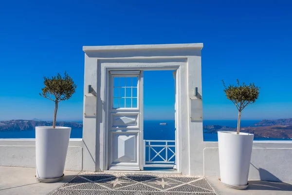 Caldera Santorini 'deki kafeye giriş.