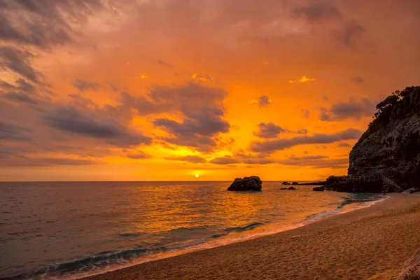 Multicolor Sea Sunrise on a Small Beach — Stock Photo, Image